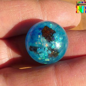 2 cm ronde cabochon lichtgevend, unieke ambachtelijke creatie epoxyhars, hout en witte opalen, turkooisblauw gloeit in het donker