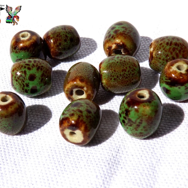 9 Perles Ovales Tonneau en Céramique Grecque -  Perles de 1.2 cm ("0.47) -  Vert Emeraude et Beige - Moucheté de Brun - Pour Création Bijoux
