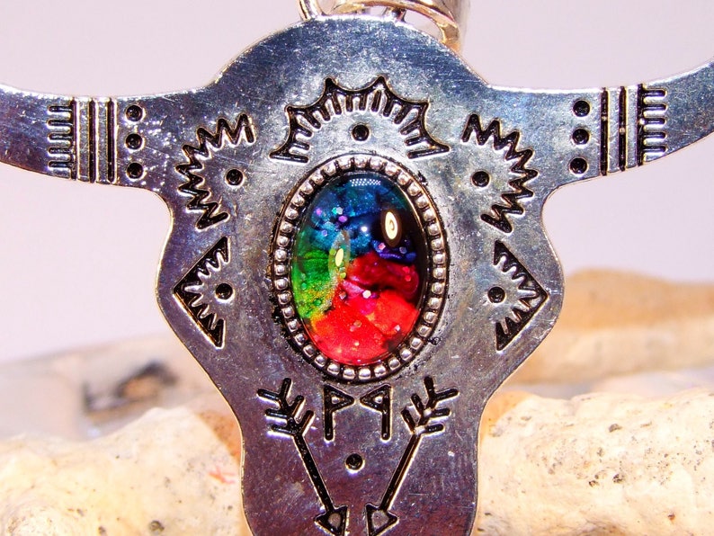 multicolored handcrafted iridescent kokopelli engraved silver kokopelli 1.57 4 cm round Amerindian magnifying glass pendant