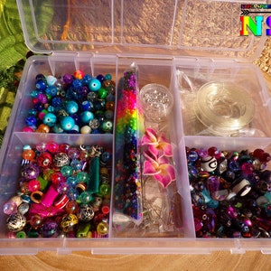 Scatola per kit creazione gioielli Boho Boho - Scatola di plastica con 5 scomparti pieni, ampia scelta di accessori e fili per perline di vetro, cristallo, resina