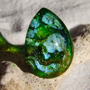Cabochon a goccia da 25 mm ("0,98) x 18 mm ("0,70) Cupola in vetro - Gamma STAR LIGHT - Creazione fatta a mano Foresta verde - Blu viola iridescente