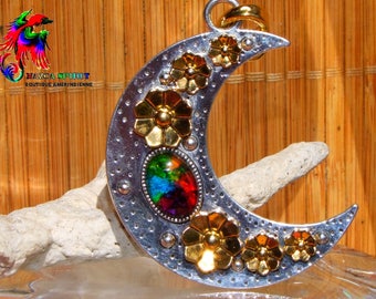 Colgante Boho 7.1 cm Luna en Metal Plata Grabados Étnicos Flores Doradas y y Cabujón Coloración Artesanal