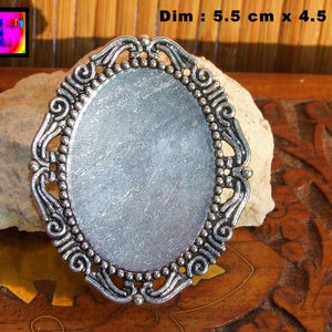 Peut inclure: Pendentif ovale en argent avec une bordure décorative en filigrane. Le pendentif mesure 5,5 cm sur 4,5 cm.