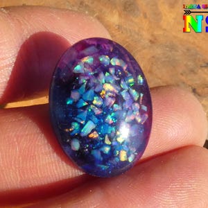 Ovale cabochon van 2,2 cm x 1,7 cm lichtgevend, unieke ambachtelijke creatie epoxyhars, hout en witte opalen, paarse gloed in het donker