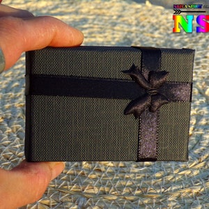 Prostokątne pudełko upominkowe Matowy czarny karton z włókniny i satynowa kokardka 8 cm x 5,5 cm ("3,14 x "2,16) - Pudełko na wisiorki z biżuterią