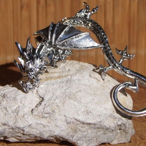 Bague Oreille Dragon en Métal couleur Argent vieilli brillant de 6 cm de long x environ 2 cm de large