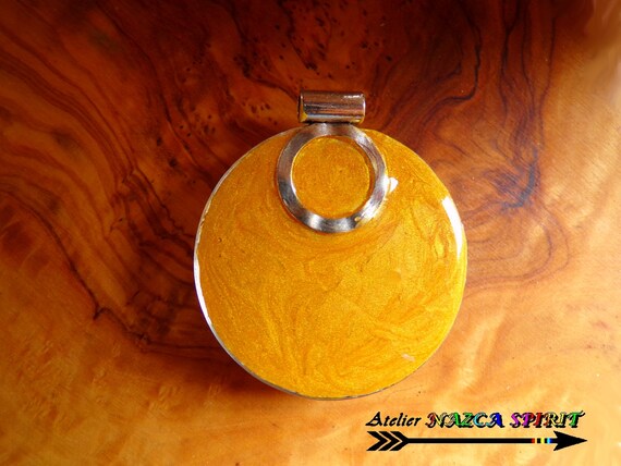 multicolored handcrafted iridescent kokopelli engraved silver kokopelli 1.57 4 cm round Amerindian magnifying glass pendant