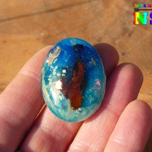 Grand Cabochon ovale de 3.8 cm x 2.8 cm Luminescent, Création Artisanale Unique Résine Epoxy, Bois et Opales Blanches, Brille dans le noir