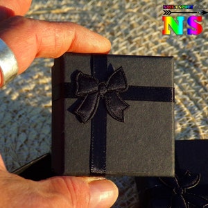 Boite Cadeau Carrée Carton Noir Mat et Noeud en Satin 5 cm x 5 cm ("1.96 x "1.96) Hauteur 3.5 cm - Boite Pour Bijoux Pendentifs Pendants