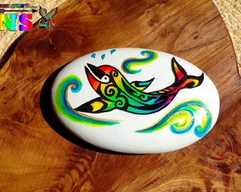 Ciottolo grande in legno di sequoia dipinto 14 cm x 9 cm ("5,51 x "3,54) - Ciottolo medicinale con pittura di delfini multicolore - Sciamanesimo
