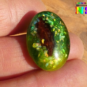Ovale cabochon van 2,2 cm x 1,7 cm lichtgevend, unieke ambachtelijke creatie epoxyhars, hout en witte opalen, groene gloed in het donker