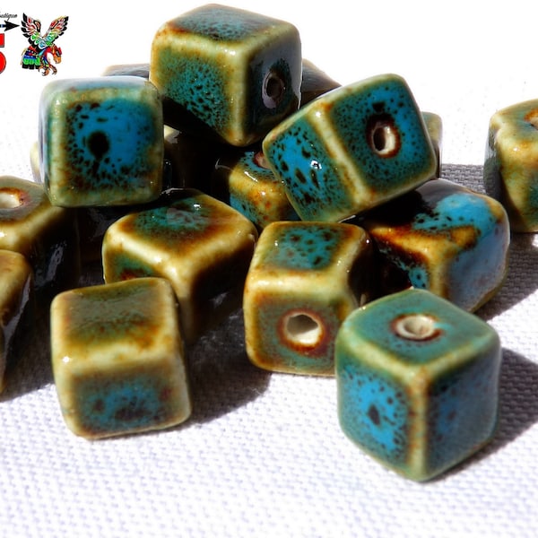 16 Perles Cubes en Céramique Grecque -  Perles de 1.2 cm ("0.47) - Couleurs Bleu Turquoise - Vert Emeraude et Beige - Pour Création Bijoux