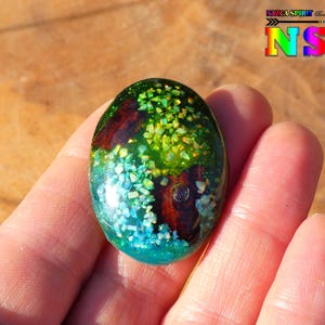 Grand Cabochon ovale de 3.8 cm x 2.8 cm Luminescent, Création Artisanale Unique Résine Epoxy, Bois et Opales Blanches, Brille dans le noir