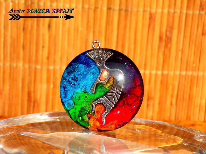 multicolored handcrafted iridescent kokopelli engraved silver kokopelli 1.57 4 cm round Amerindian magnifying glass pendant