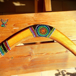 Bumerang aus Holz, 38 cm, für Rechtshänder – handgefertigte französische Kreation – von den australischen Aborigines inspirierte Malerei