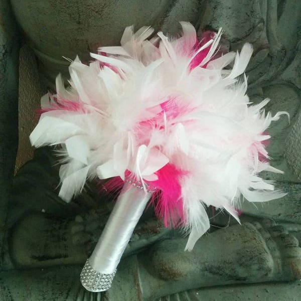 bouquet de mariée en plumes pour mariage à thème plumes blanc fuschia