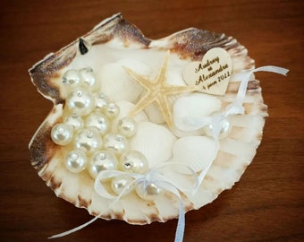 Ring holder for a sea-themed wedding: the scallop shell