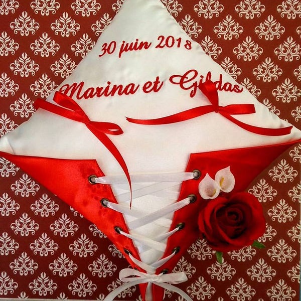 coussin pour alliances mariage / porte-alliances revetu d'un corsage couleurs aux choix