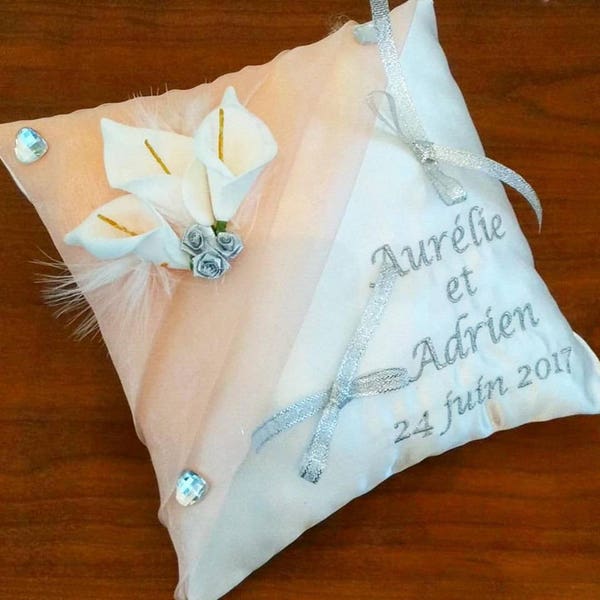 Coussin de mariage en satin avec en décor des arums et organza en pêche rose saumon