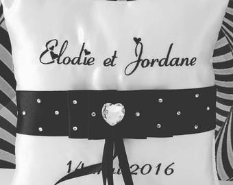 wedding ring cushion with a central ribbon / in black and white / with rhinestones for chic wedding