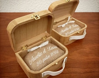 Lot de 2 valises bois porte-alliances personnalisé pour un mariage sur le thème du voyage et toile de jute