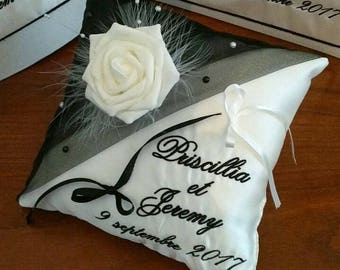 Porte alliances / coussin de mariage en noir et blanc  avec rose