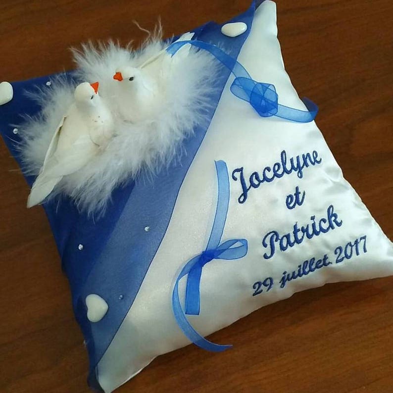 Coussin pour alliances pour un mariage avec en déco des colombes en turquoise et blanc ou autre image 2