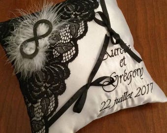 Porte-alliances / coussin de mariage en noir et blanc avec dentelle et le symbole infini