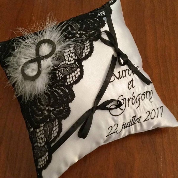 Porte-alliances / coussin de mariage en noir et blanc avec dentelle et le symbole infini