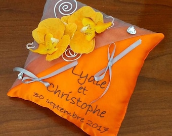 coussin de mariage,  porte-alliances dans les tons orange et gris  avec orchidées