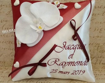 coussin d'alliances pour un mariage thème orchidées en bordeau (ou autre)