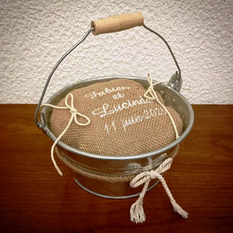 Wedding ring holders: the firm bucket cushion in burlap and macramé link marriage champetre image 1