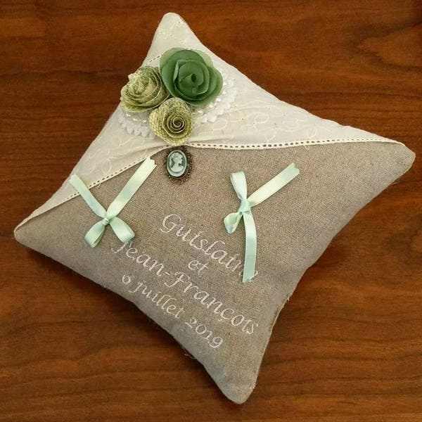 coussin de mariage en lin avec dentelle et fleurs en origami