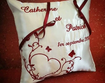 Coussin pour alliances : arabesques, coeur et papillons en bordeau (ou toute autre couleur)