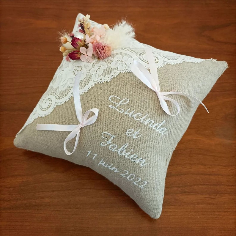 Coussin alliance mariage personnalisé / porte-alliances en lin avec fleurs séchées image 2