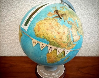 Personalized money box for a travel-themed wedding: a vintage globe (blue or yellow) with a wooden base