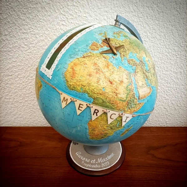 Personalized piggy bank for a travel-themed wedding: the vintage terrestrial globe (blue or yellow world map) with wooden base