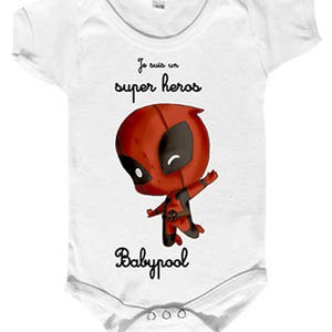Puede incluir: Un body blanco para bebé con un personaje de superhéroe de dibujos animados rojo y negro y el texto "Je suis un super heros Babypool".