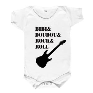 Peut inclure: Combinaison blanche pour bébé avec du texte noir qui dit "Bibi & Doudou & Rock & Roll" et une silhouette noire d'une guitare électrique.