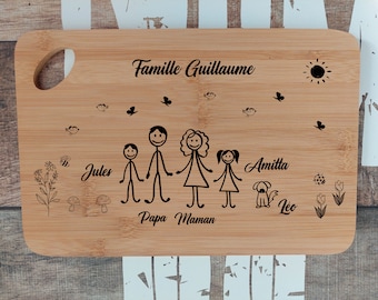 Planche à découper famille à personnaliser par vous avec décor en bambou, idée cadeau papa, maman, fête des pères et de mères, fête de noël!