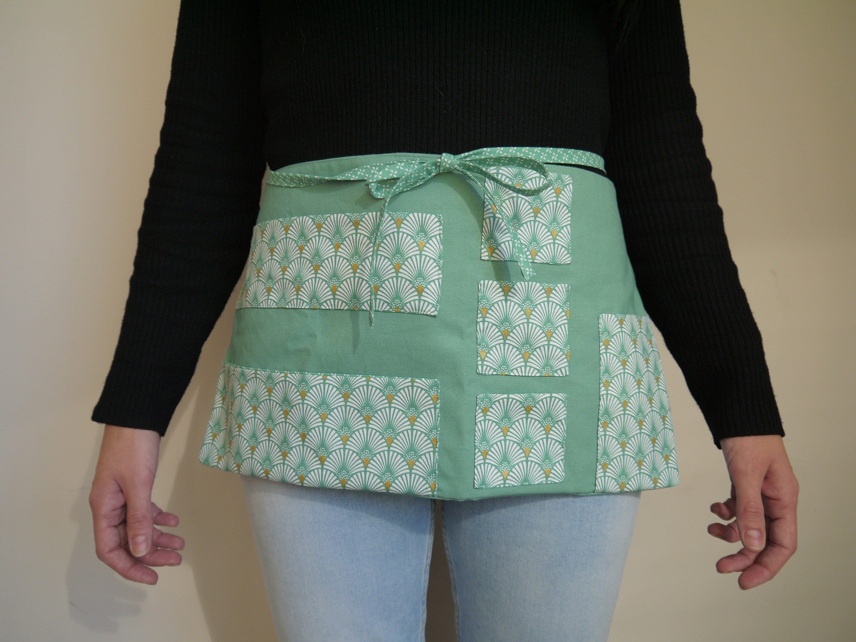 Tablier de Maîtresse d'école, Institutrice, Atsem, Tablier Court, Multipoches, Bleu Vert, Doré, Éven