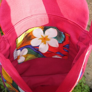 Shoulder bag flowers of Hibiscus and plumeria in the Jungle, pink and multicolor with flap, lined, inside pocket, closed image 3