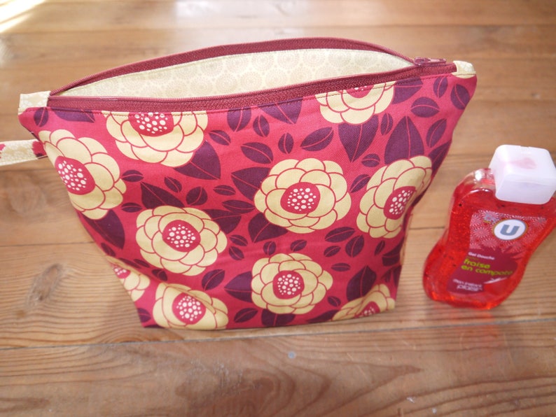 Grande trousse de toilette doublée & zippée Fleurs Art Déco en Rouge et Jaune image 3