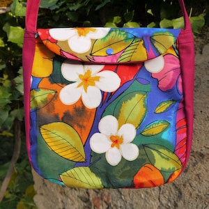 Shoulder bag flowers of Hibiscus and plumeria in the Jungle, pink and multicolor with flap, lined, inside pocket, closed image 1