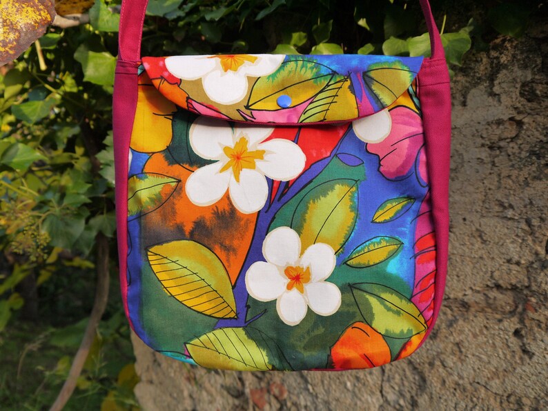 Shoulder bag flowers of Hibiscus and plumeria in the Jungle, pink and multicolor with flap, lined, inside pocket, closed image 1