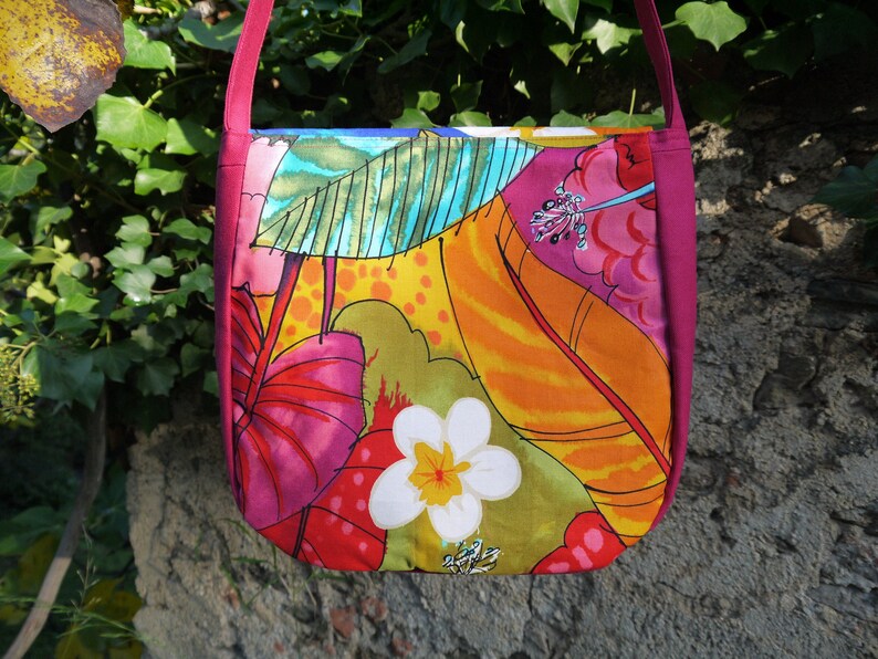 Shoulder bag flowers of Hibiscus and plumeria in the Jungle, pink and multicolor with flap, lined, inside pocket, closed image 2