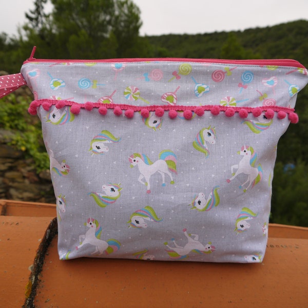 Grande trousse toilette, Licornes, sucettes, friandises, trousse enfant, trousse pompons, rose et gris, en coton, lavable en machine