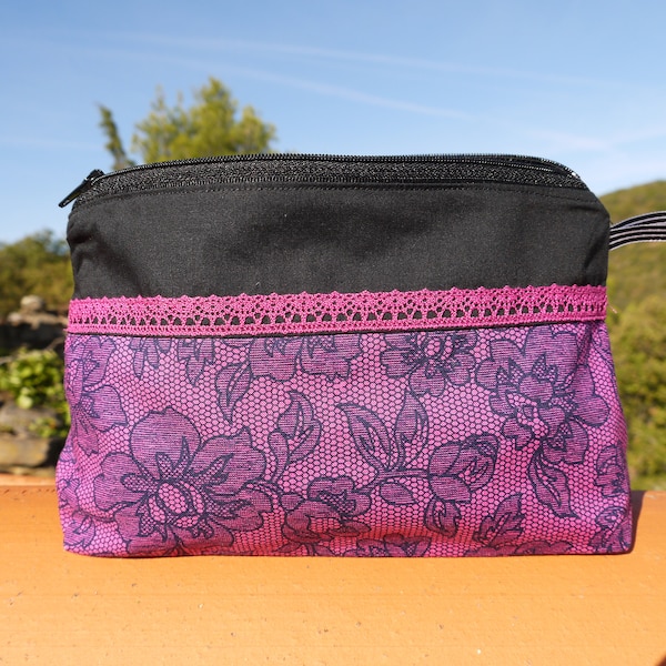 Trousse à maquillage ou autre zippée et doublée "Rose et Noir motif dentelle"