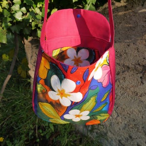 Sac bandoulière Fleurs d'Hibiscus et de Frangipanier dans la Jungle, Rose et Multicolore avec rabat, doublé, poche intérieure, fermé image 4