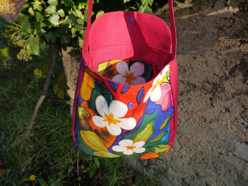 Shoulder bag flowers of Hibiscus and plumeria in the Jungle, pink and multicolor with flap, lined, inside pocket, closed image 4